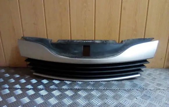 Renault Laguna II Front bumper upper radiator grill