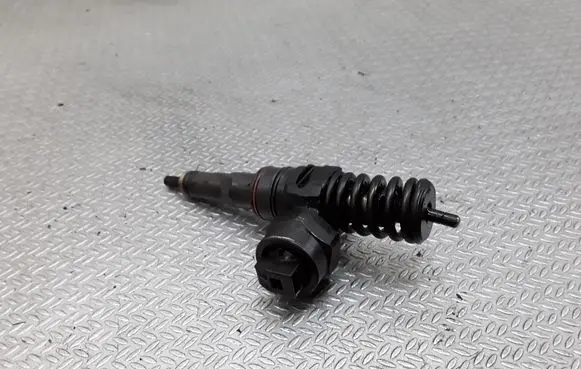 Skoda Fabia Mk1 (6Y) Fuel injector 038130073J
