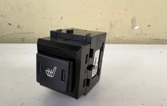 Land Rover Discovery 3 - LR3 Seat heating switch YUF500120PVJ