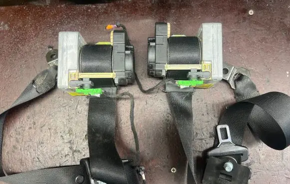 Mercedes-Benz C W203 Front seatbelt 233022688D 95012