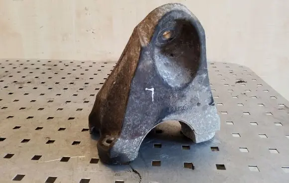 Engine mounting bracket