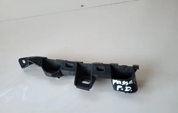 Volkswagen PASSAT B7 Front bumper mounting bracket