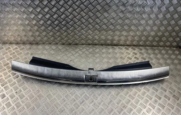 Trunk/boot sill cover protection