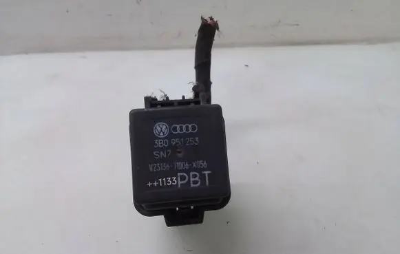 Volkswagen PASSAT B5.5 Other relay 3B0951253