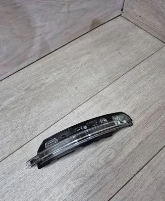 Porsche Macan (95B) Mirror indicator light 95B949102F