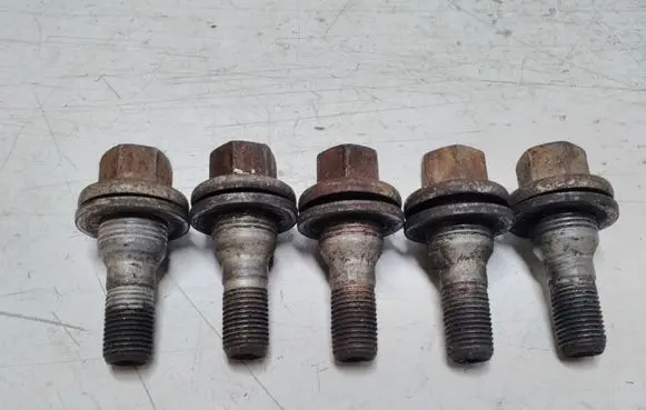 Opel Astra J Nuts/bolts 