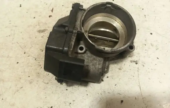 Volkswagen Golf V Throttle valve 03g128063a