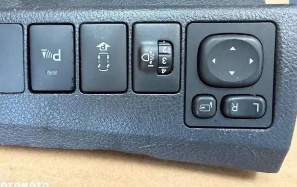Toyota Auris E180 Central console control unit