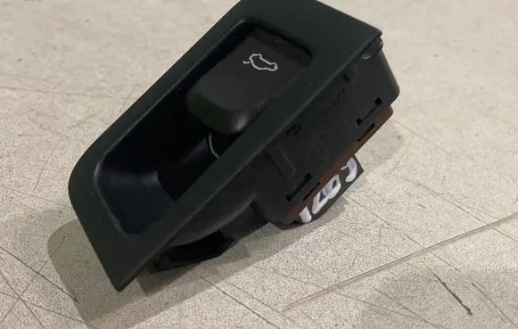 Tailgate opening switch