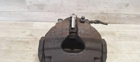 Volkswagen Touareg I Front brake caliper 