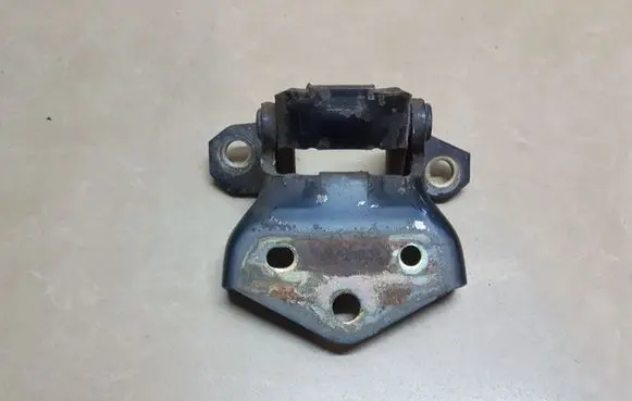 Mitsubishi Pajero Tailgate/trunk/boot hinge