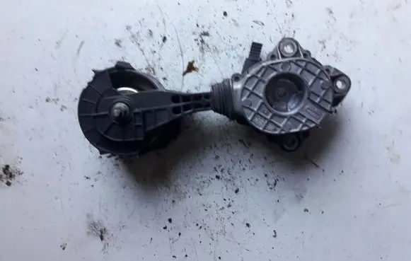 Peugeot 308 Generator/alternator belt tensioner