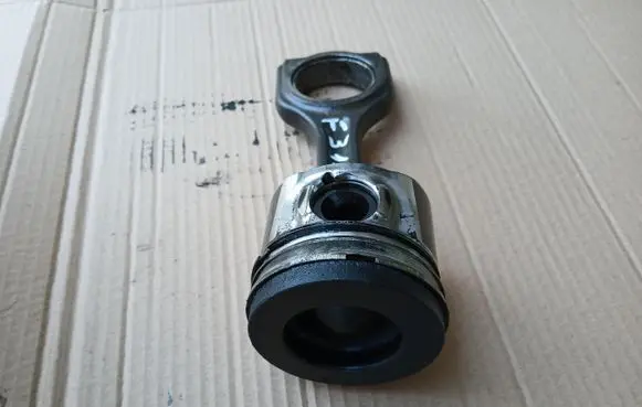 Ford Focus Piston with connecting rod 75L1014