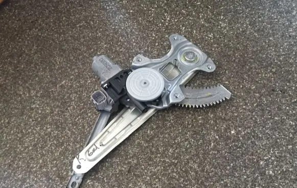 Nissan Leaf I (ZE0) Rear door window regulator with motor