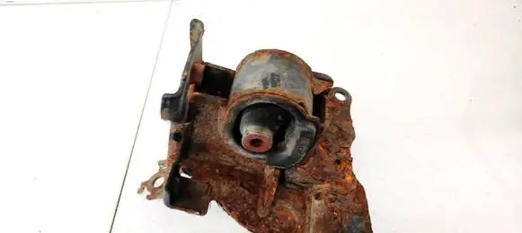 Toyota Yaris Engine mount bracket