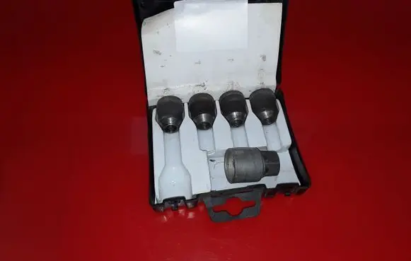 Hyundai Tucson JM Anti-theft wheel nuts and lock NOCODE