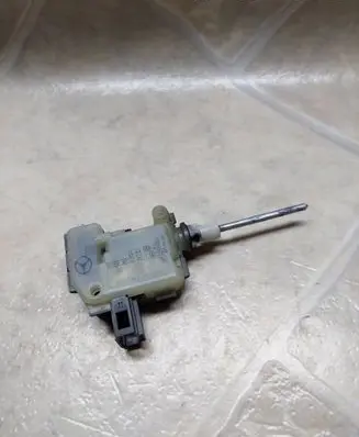 Mercedes-Benz C W203 Central locking motor A2038201997