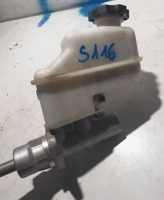 Brake fluid reservoir