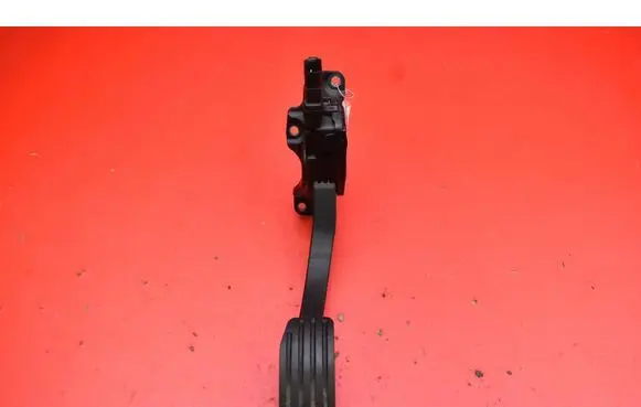 Accelerator throttle pedal