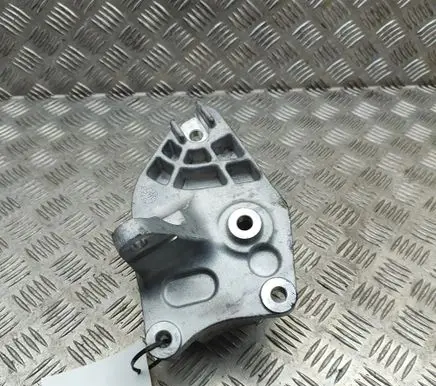 Genesis GV70 Engine mounting bracket