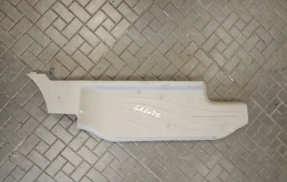Mitsubishi Grandis Rear sill trim cover MR576168 3B45