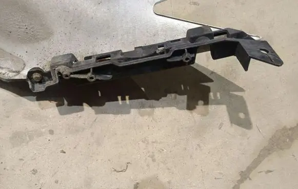 Front bumper mounting bracket
