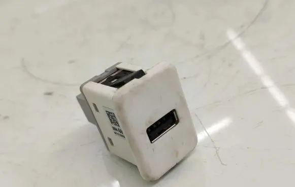 Chevrolet Captiva USB socket connector 20944418