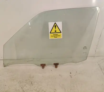 Nissan Juke I F15 Front door window glass four-door