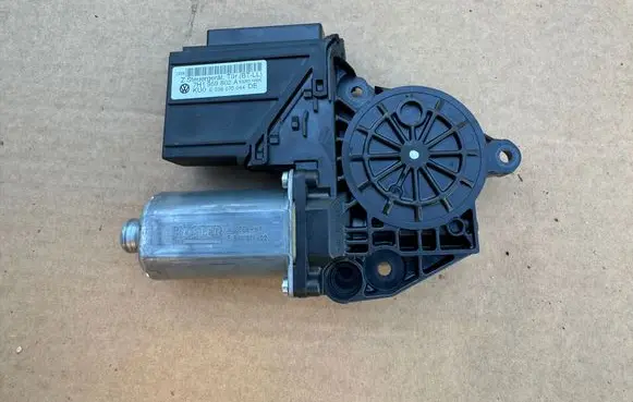 Volkswagen Multivan T5 Front door window regulator motor 7H1959802A