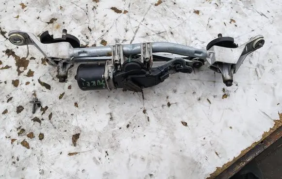 Nissan Juke I F15 Front wiper linkage and motor 