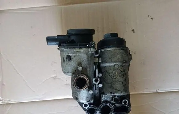 Volvo S80 Oil filter mounting bracket 