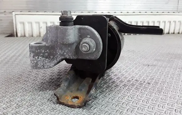 Mitsubishi Lancer X Engine mount bracket