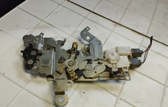 Mazda 5 Sliding door lock 
