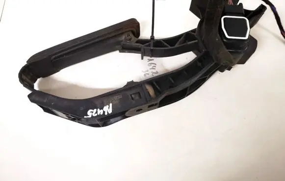 Mercedes-Benz C W203 Accelerator throttle pedal a2113000404