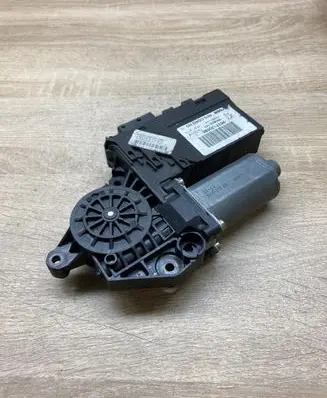 Peugeot 307 Front door window regulator motor 9637130580 990832101