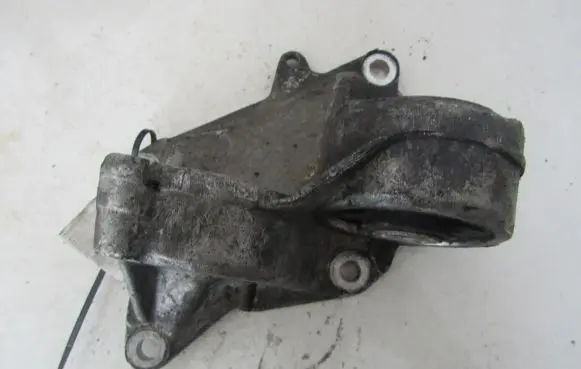Peugeot 306 Engine mounting bracket 