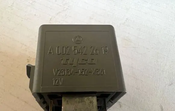 Mercedes-Benz A W169 Other relay A0025422619 V23134J52X361