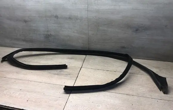 Mercedes-Benz E W212 Rubber seal front door window/glass A2127250325