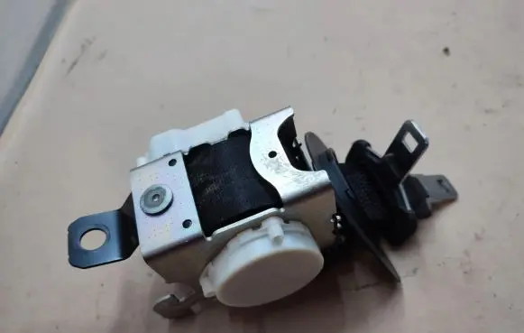 Peugeot 5008 Middle seatbelt (rear) 