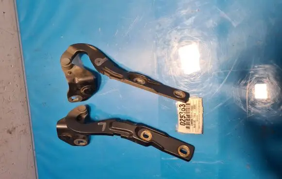 Audi A2 Tailgate/trunk/boot hinge 8Z0827300