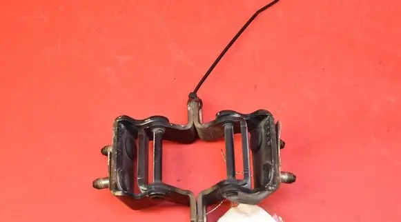 Tailgate/trunk/boot hinge