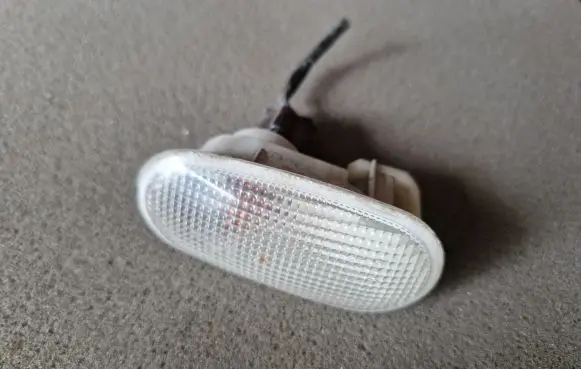 Mitsubishi L200 Front fender indicator light
