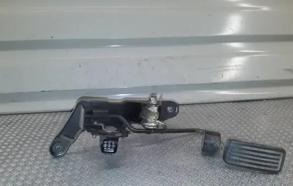Toyota RAV 4 (XA20) Accelerator throttle pedal 8928133010