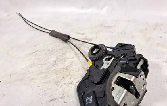 Toyota Corolla Verso AR10 Rear door lock A046693