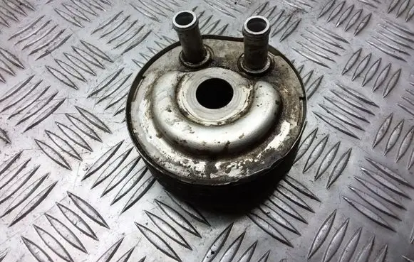 Nissan X-Trail T30 Oil filter mounting bracket