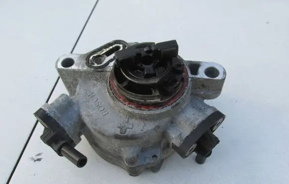 Ford Focus Vacuum pump 9804021880