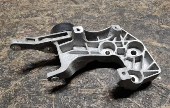 Chevrolet Trax A/C compressor mount bracket 552805357