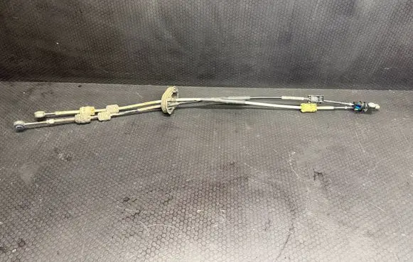 Opel Insignia A Gear shift cable linkage 55560991