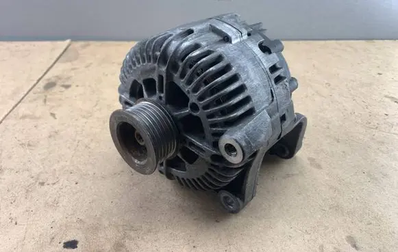 BMW 5 E60 E61 Generator/alternator 7797521 12317797521