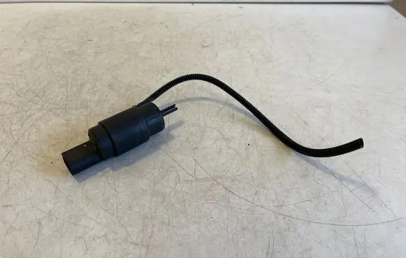 BMW X6 F16 Windscreen/windshield washer pump 7311440